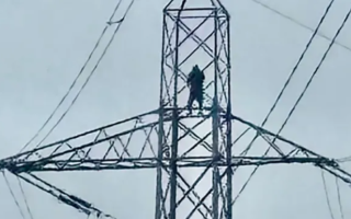 英格兰北部数千户家庭因男子爬塔而断电