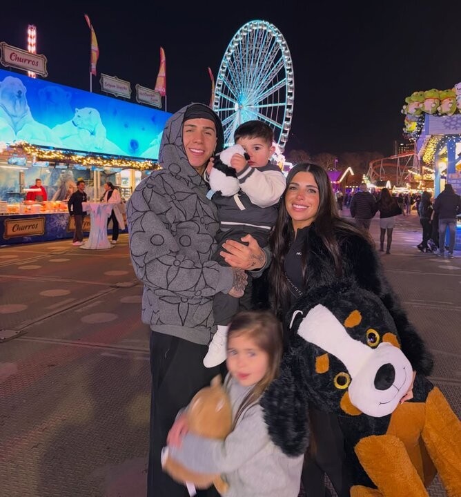 Валу Сервантес и Энсо Фернандес отмечают Рождество в Лондоне