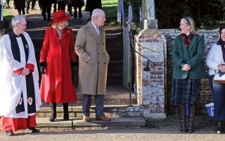 查尔斯三世国王与皇室家族出席桑德灵厄姆教堂礼拜