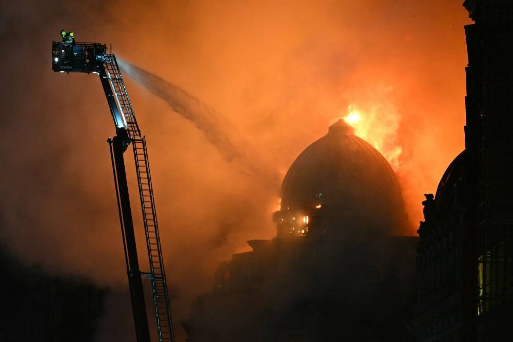 苏格兰历史建筑火灾关闭火车站