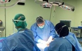 Хирург использует швейцарский нож в хирургическом расследовании