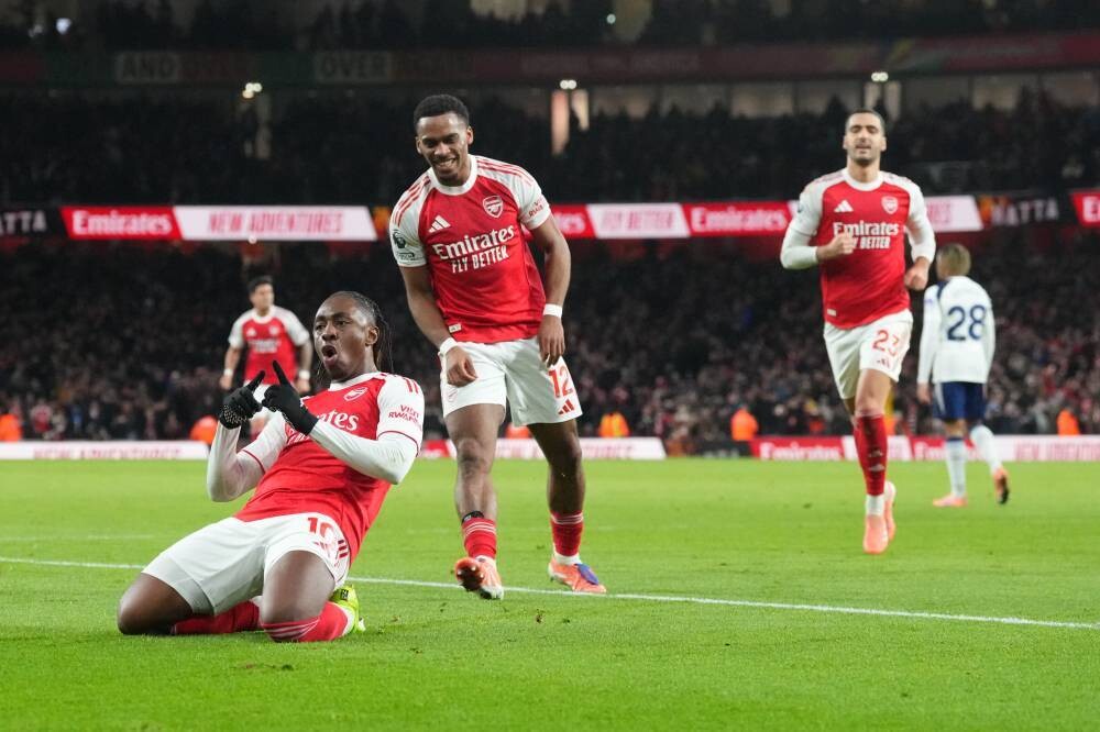 Arsenal Crushes Tottenham in North London Derby