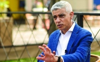 Мэр Лондона Садик Хан критикуется за частые поездки на конференции по климату