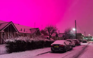 伯明翰夜空变血红