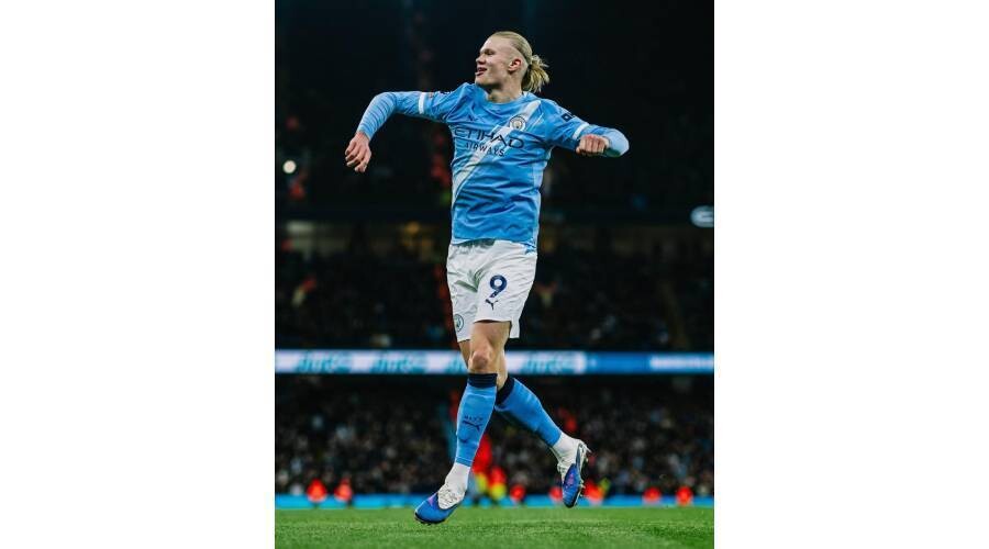 Manchester City tops Premier League after beating West Ham