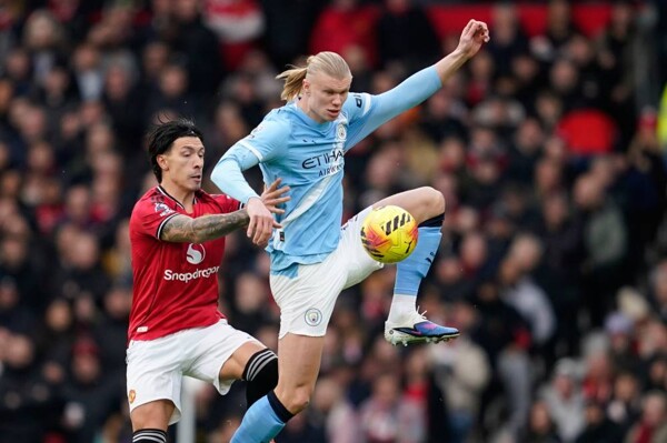 Martinez challenges Scholes to his home after criticism