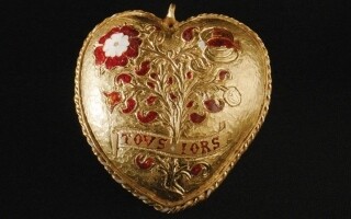 Henry VIII and Catherine's Gold Necklace Goes on Display at British Museum