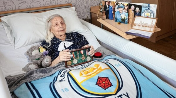 Джек Грилиш поздравляет 106-летнего фаната | Новости за границей