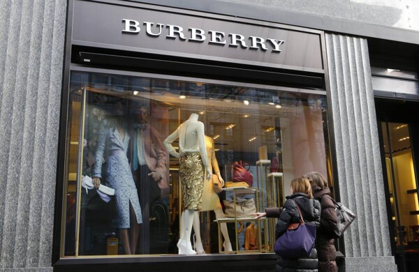 Британский модный дом Burberry собирается сократить сотни рабочих мест из-за падения рыночной стоимости