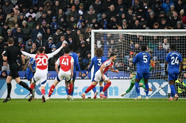 Arsenal Closes Gap with Liverpool in Premier League
