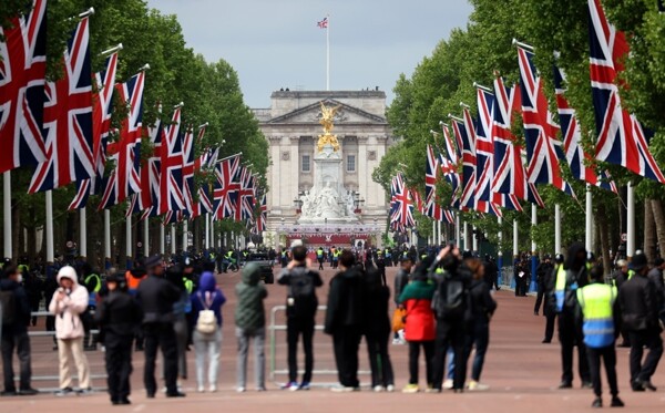 Big Ben Rings in WWII Commemoration | Ours Abroad News