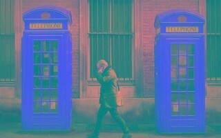 消防员救出被困在曼彻斯特电话亭的男子