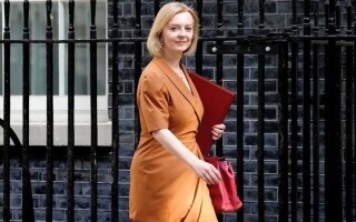 特拉斯宣布在英国举办效仿“让美国再次伟大”运动的会议