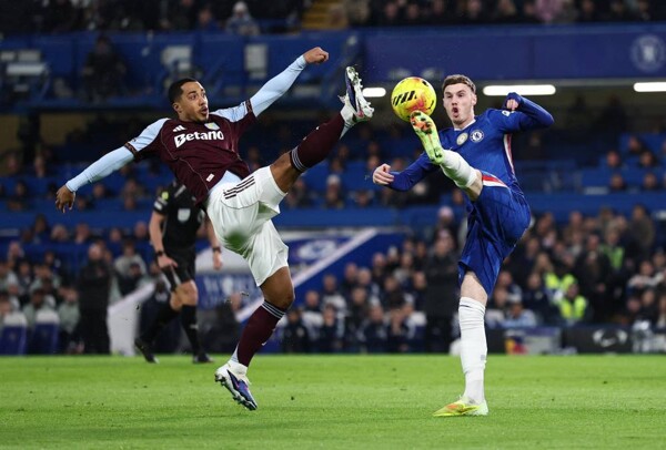 模特奥利维亚·霍尔德在伦敦时装秀