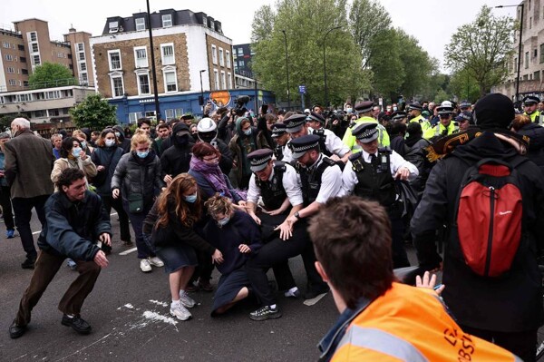Активисты в Великобритании протестуют против депортации мигрантов в Руанду