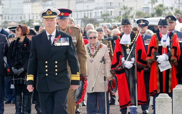 Мужчина посетил несколько высоких военных церемоний в Великобритании