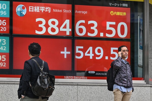 Gold Hits Record High Amid Market Uncertainty