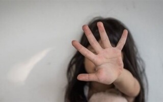 伦敦夫妇因女儿营养不良致死而受审