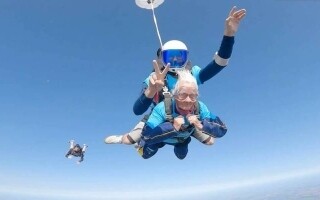 Челлендж с прыжком с парашютом 102-летней женщины | Новости за границей