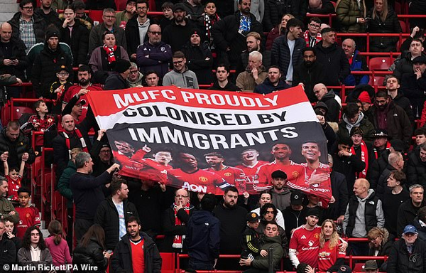 曼联球迷以移民横幅回应拉特克利夫