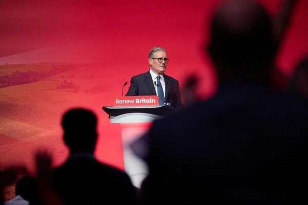 Стармер призывает снизить напряженность вокруг Ирана