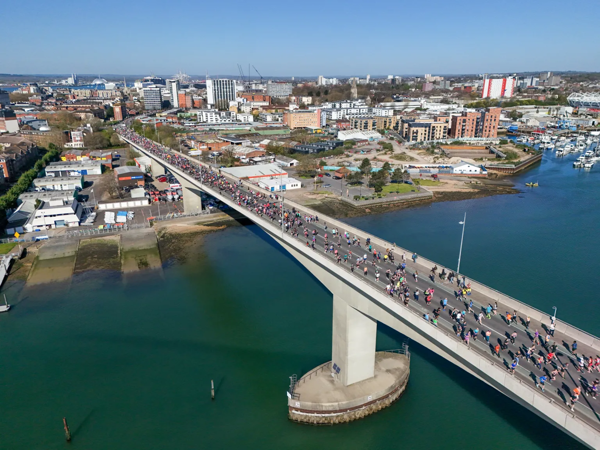南安普顿球迷因桥的蓝色与朴茨茅斯有关而愤怒